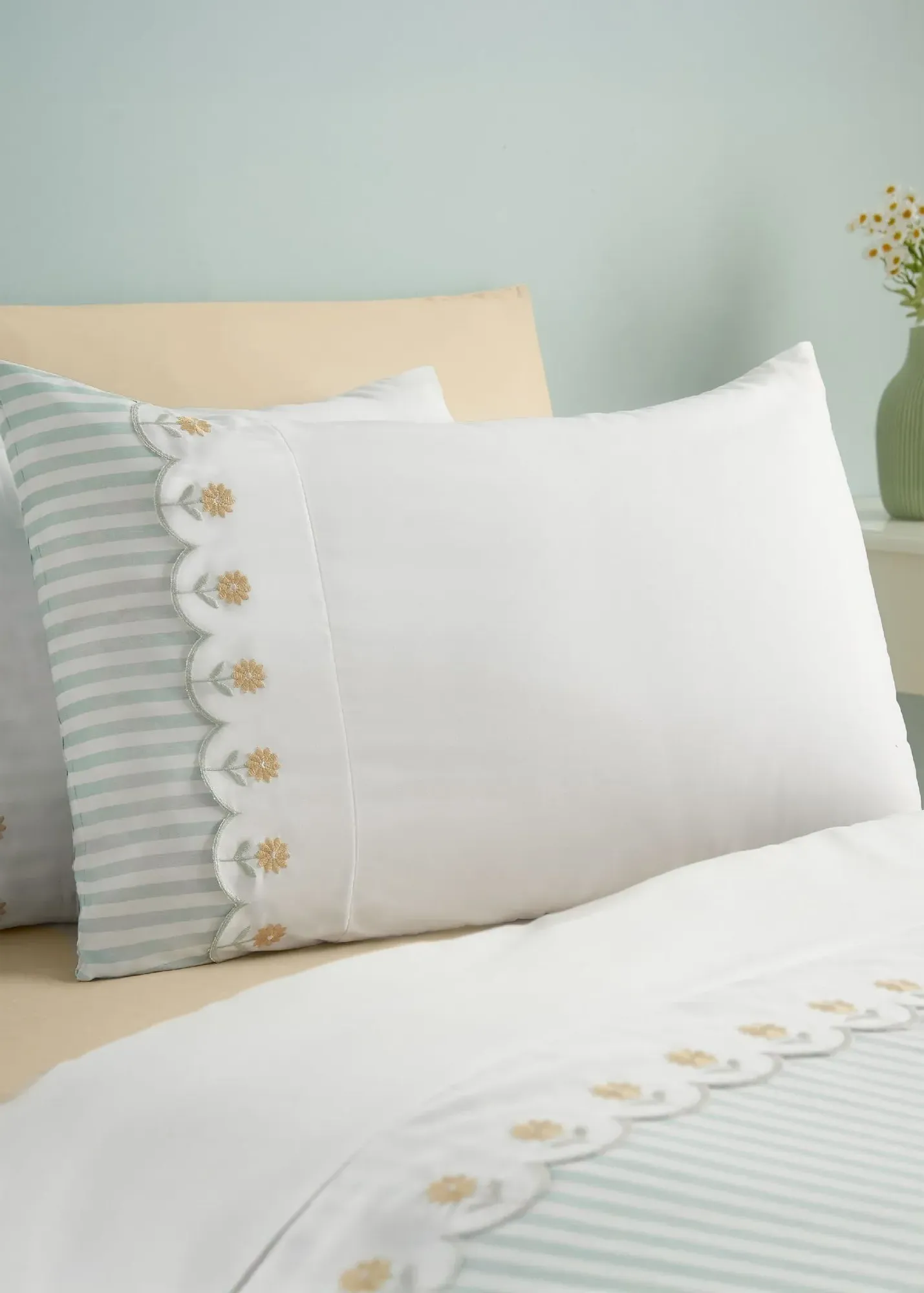 Embroidered Daisy Single Duvet Cover Set - Green, Microfibre product