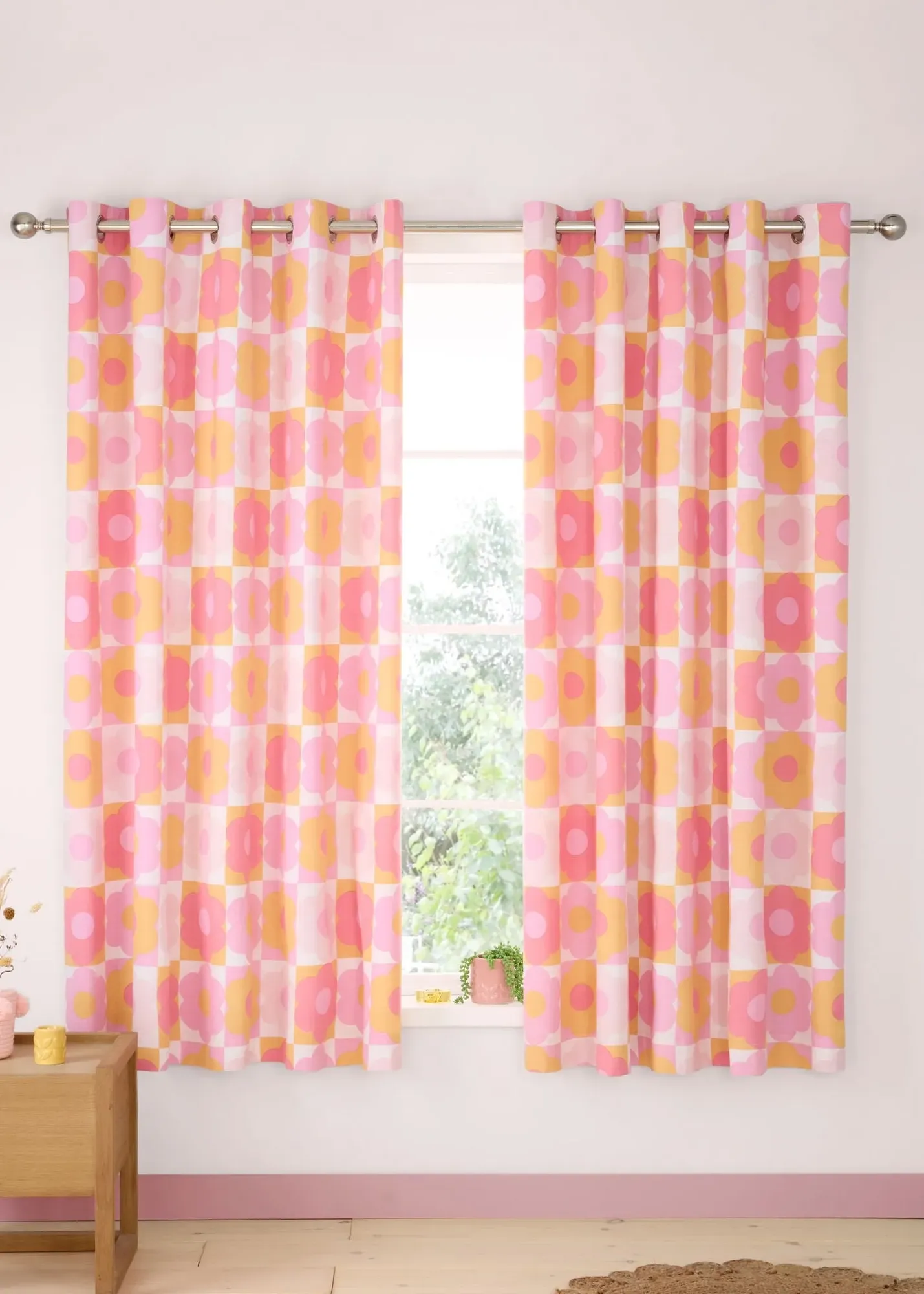 Retro Daisy Reversible Eyelet Curtains 66x72" - Pink product