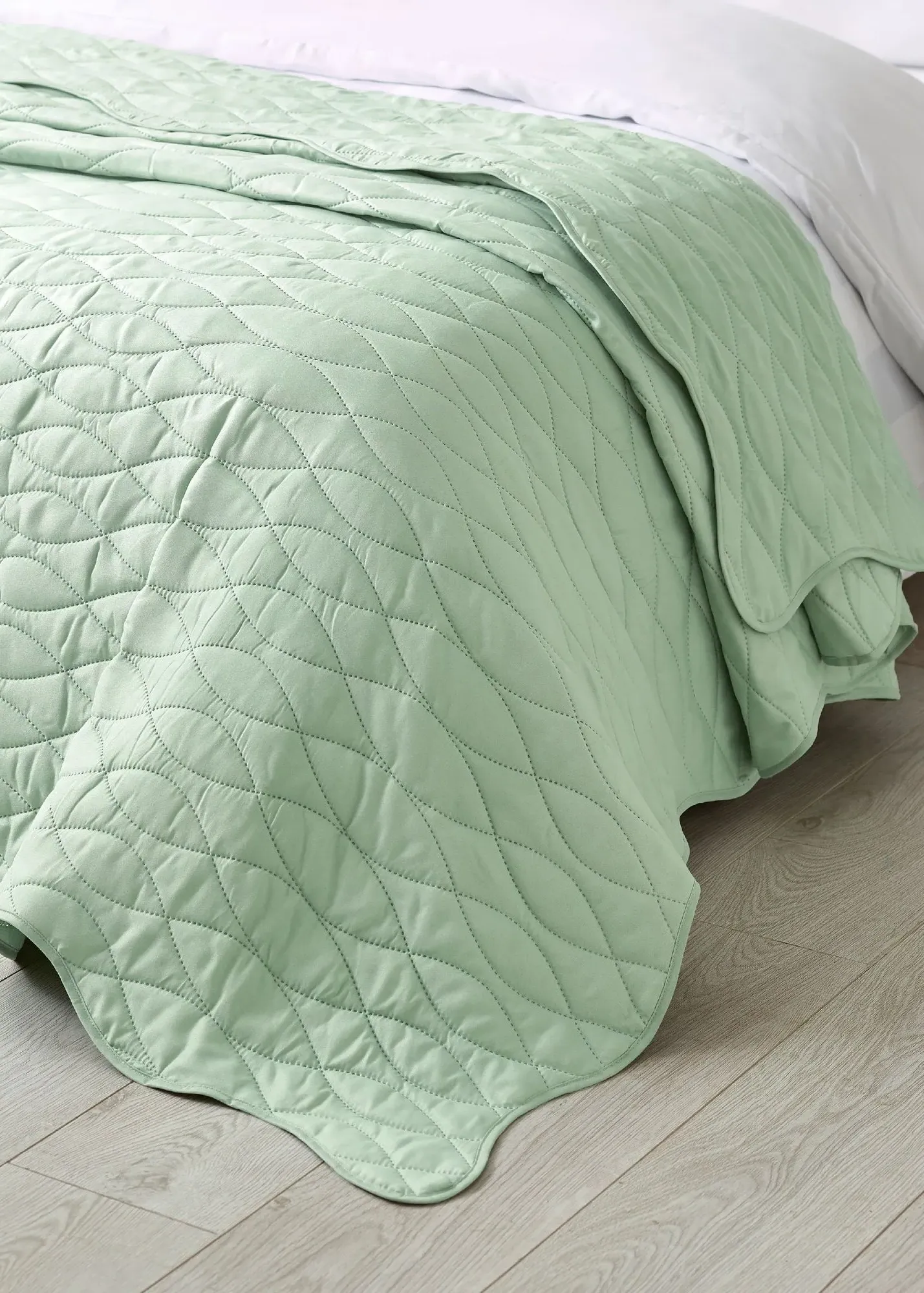 Scallop Waves Quilted Bedspread - Green, Polyester product