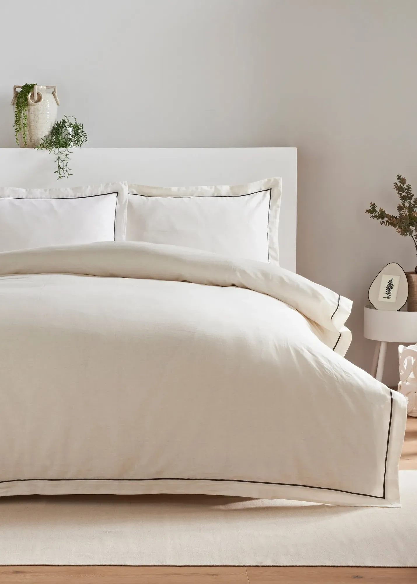 Piped Edge Double Duvet Set - White product