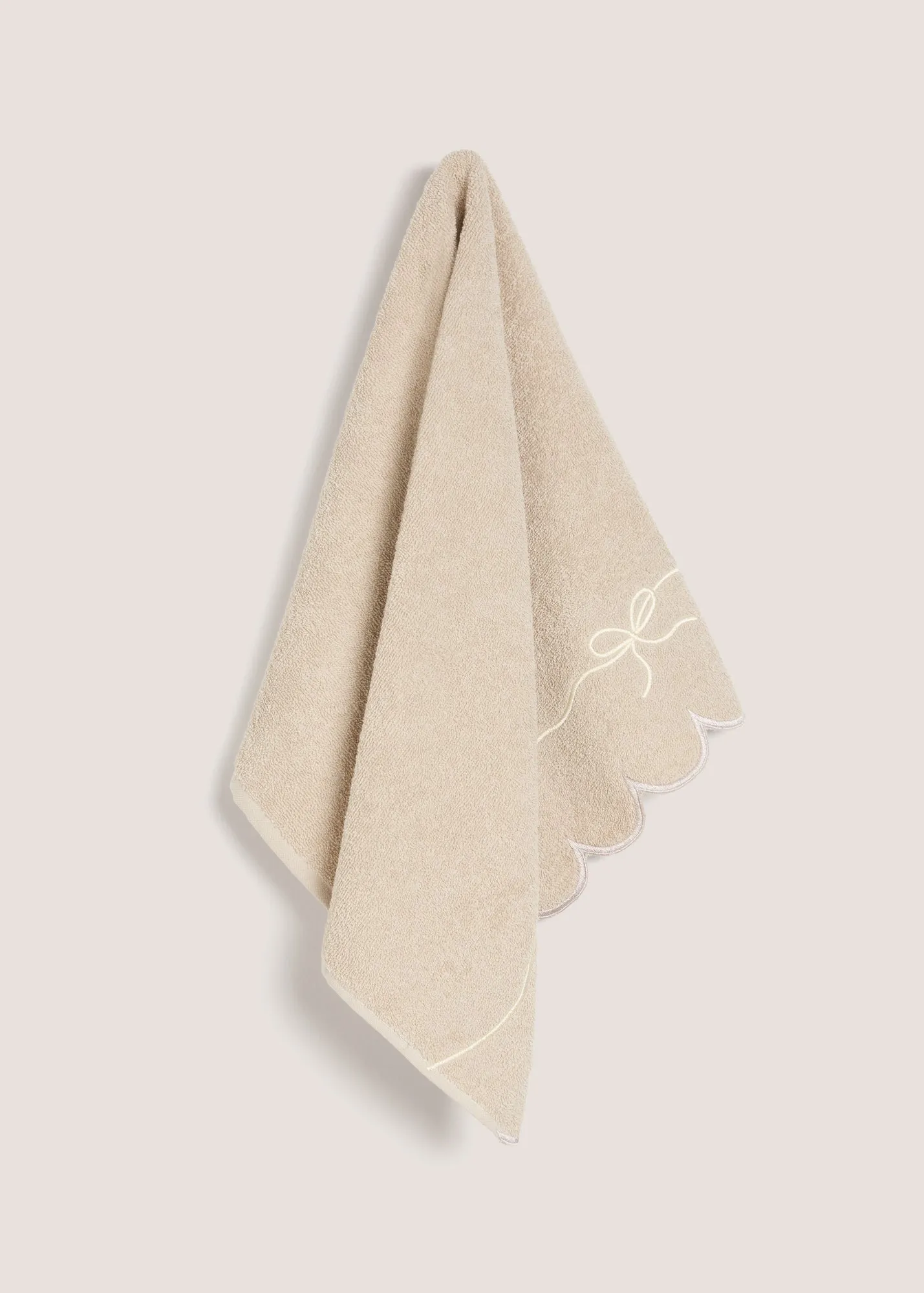 Scallop Bow Hand Towel - Natural product