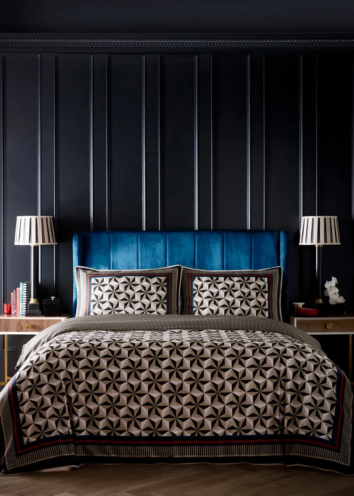 Hero Double Duvet Cover Set - Black, Cotton Sateen product
