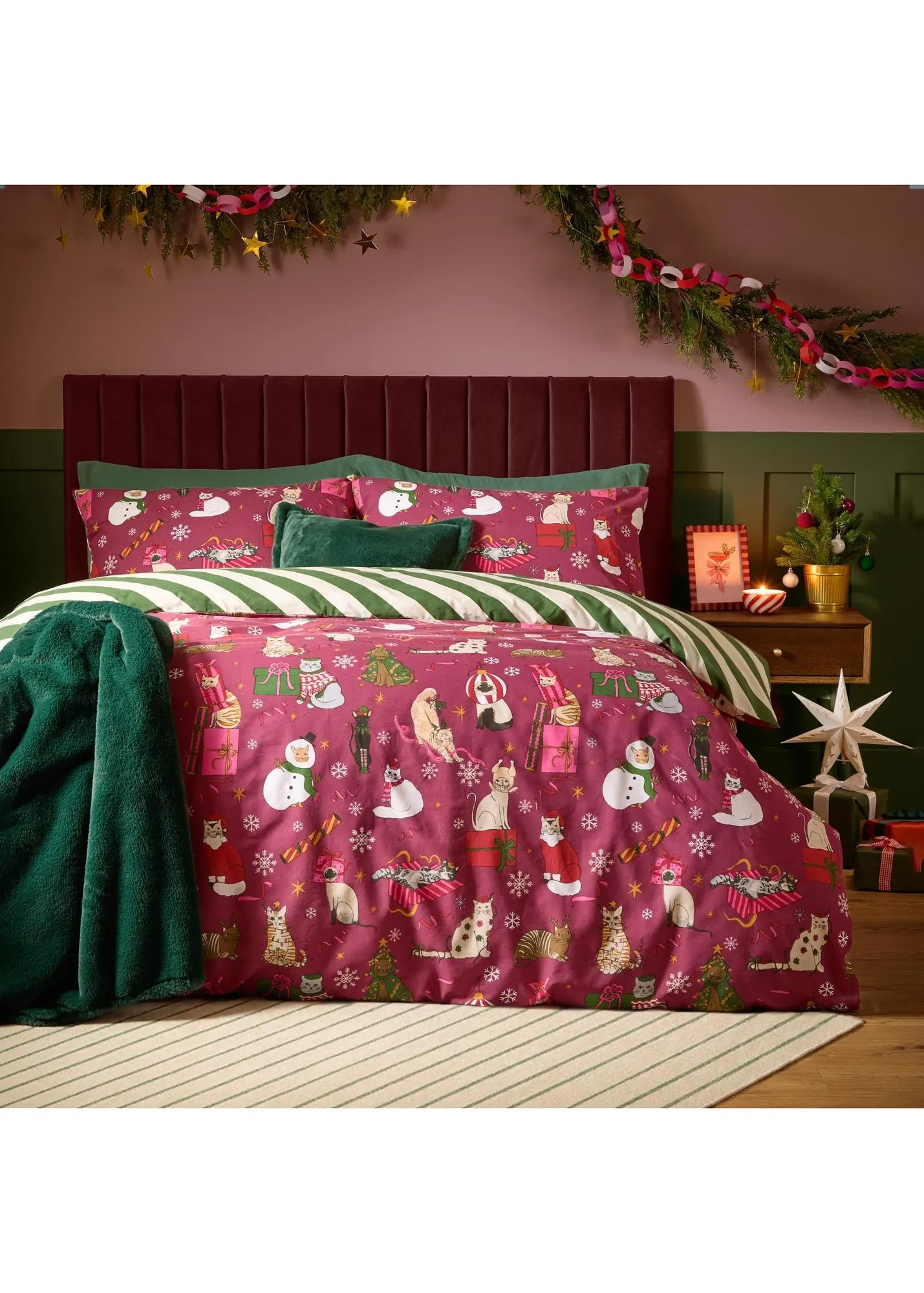 Feline Festive Single Reversible Christmas Duvet Set - Burgundy product