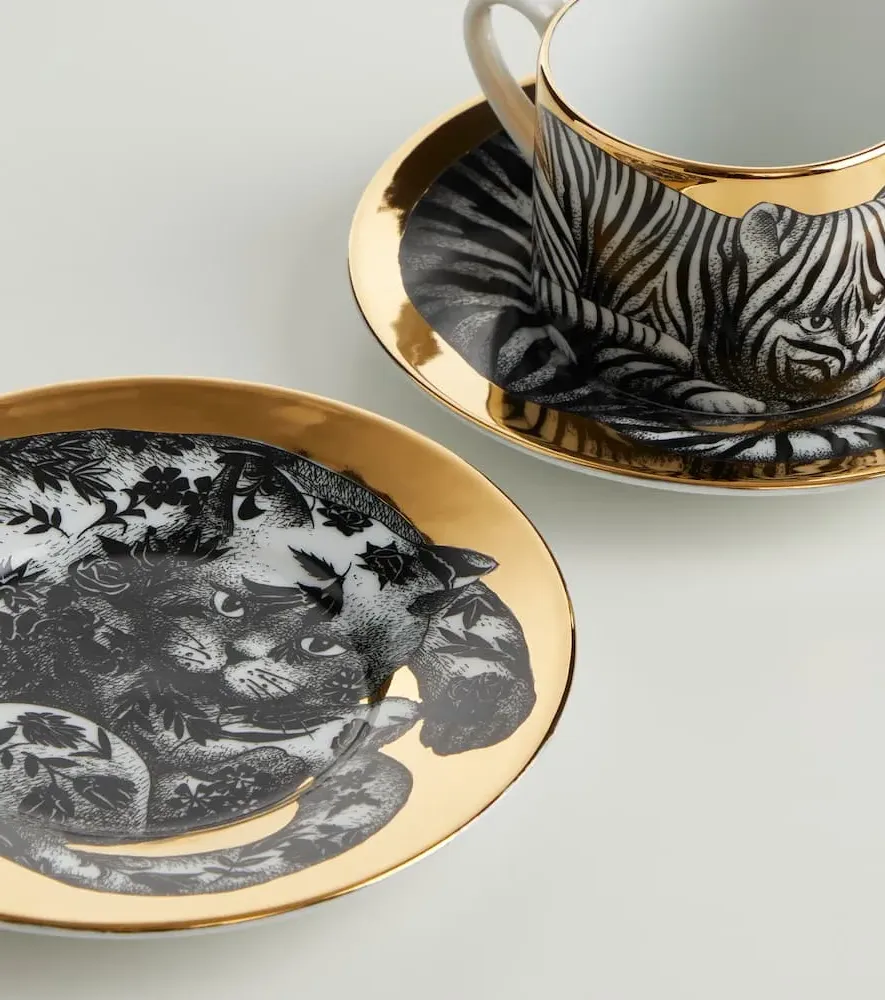 High Fidelity Set of 6 Porcelain Tea Cups and Saucers - Gold