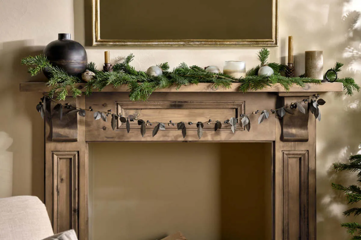 Tula Metal Leaf & Berry Garland - Deep Brass product