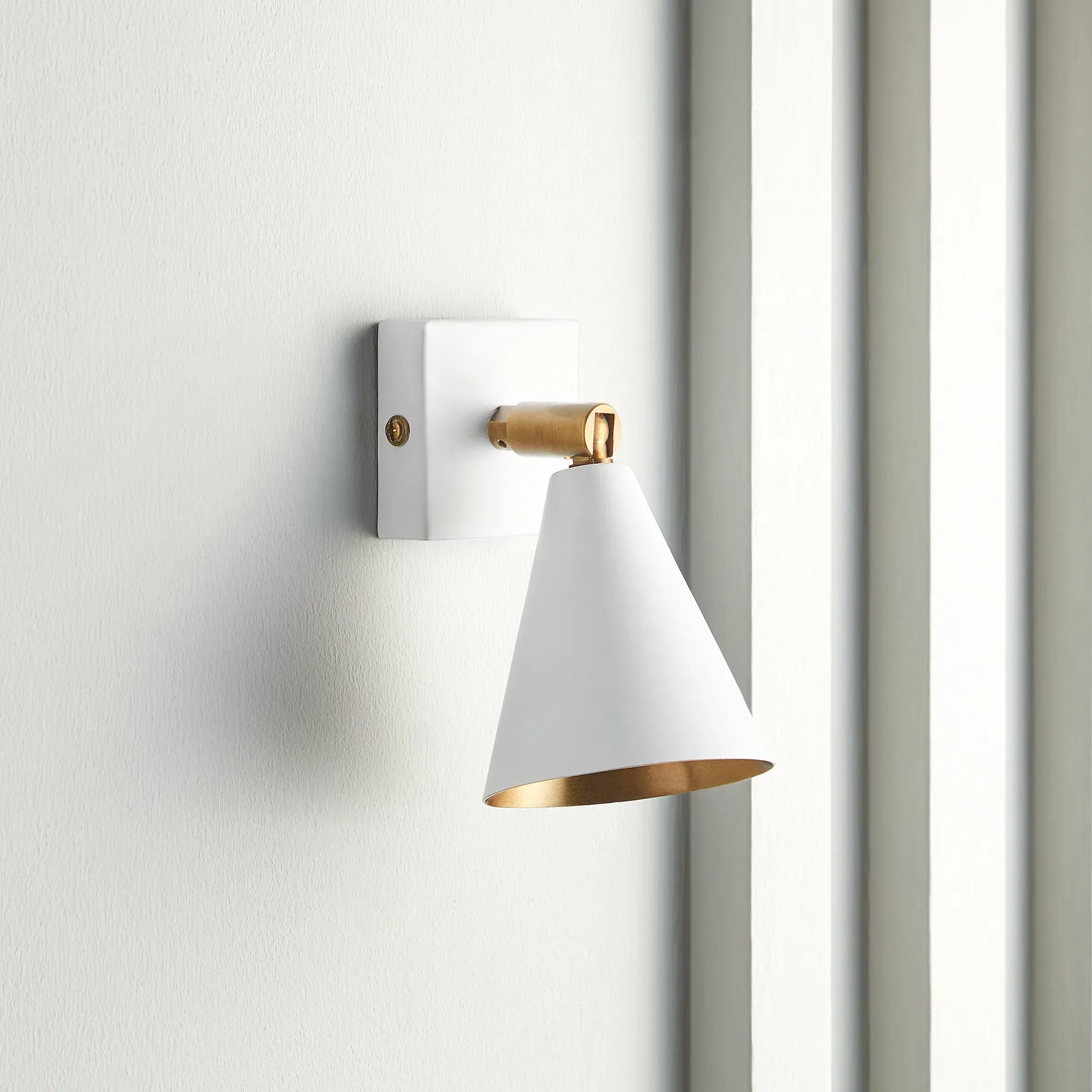 Crick Single Spotlight - White by Pooky