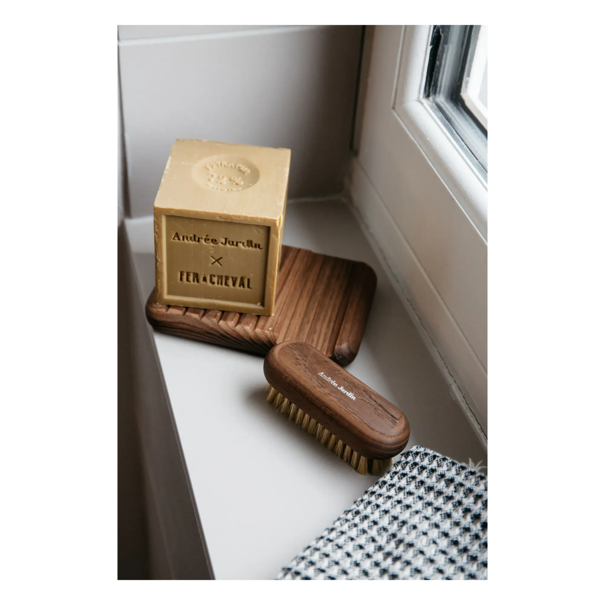 Fer à Cheval Soap and Brush Set - Natural, Ash Wood alternate view
