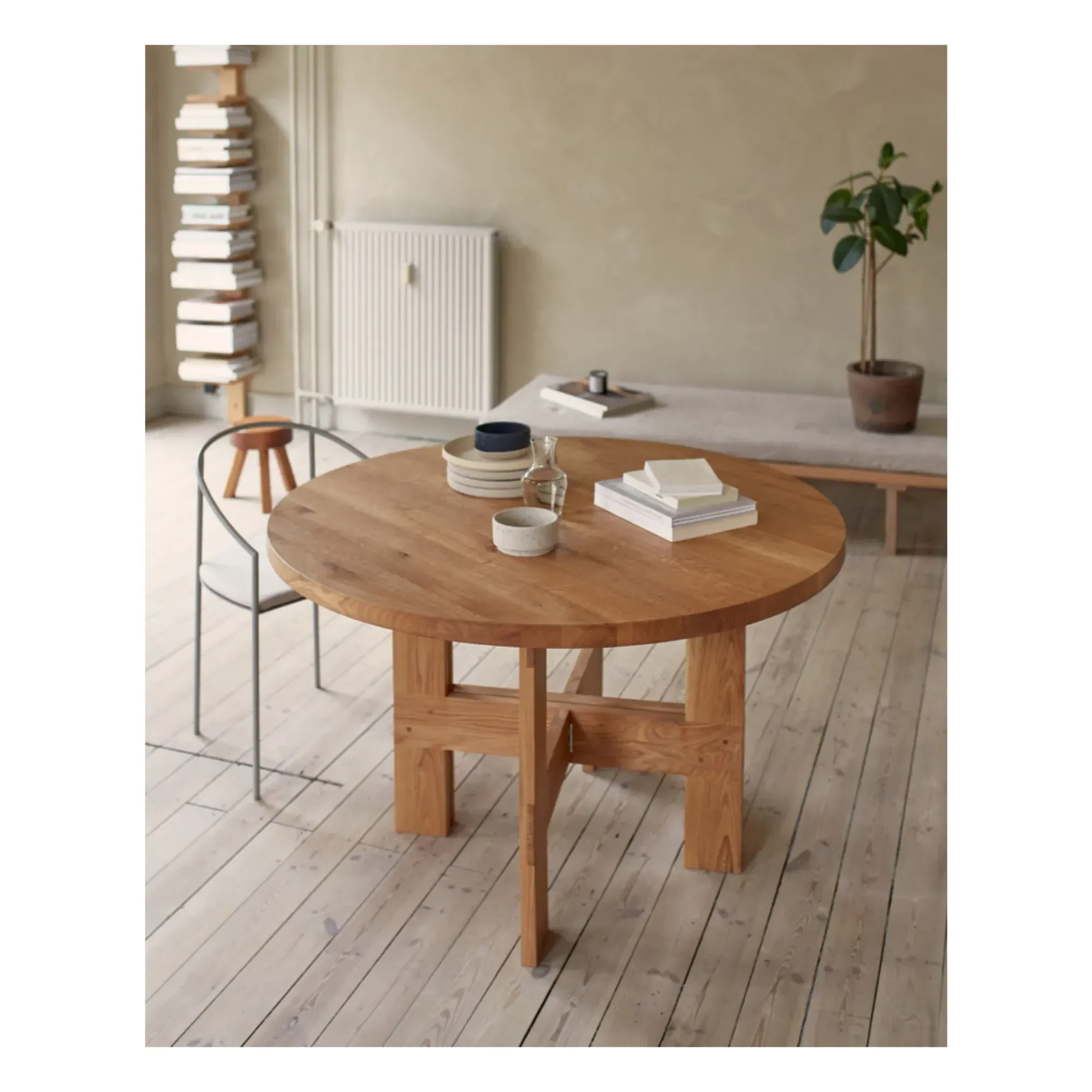 Farmhouse Round Dining Table - Oak alternate view