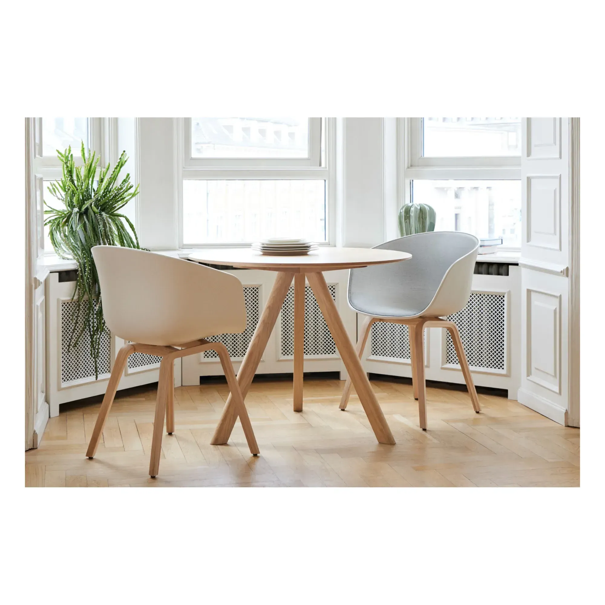 CPH20 Round Dining Table - Oak alternate view