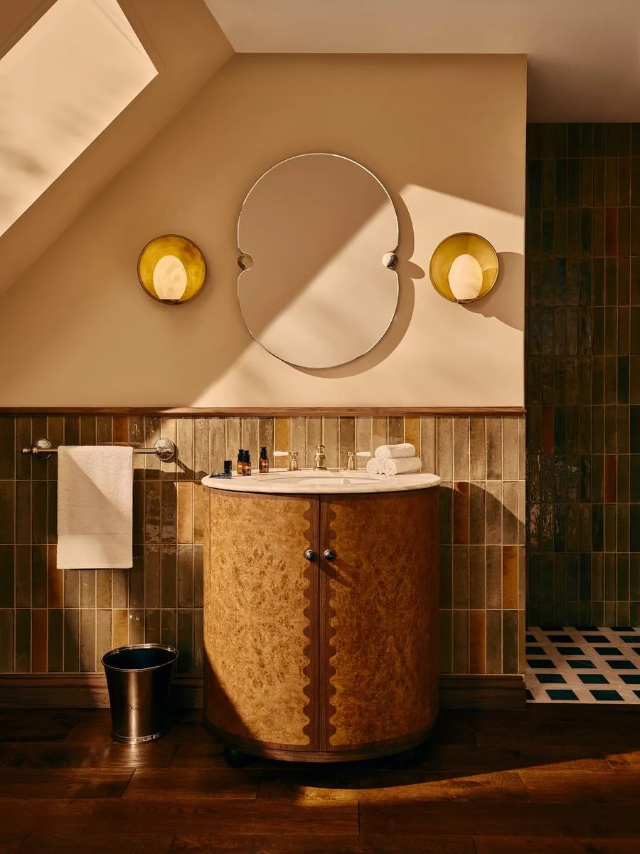 Esperanza Single Vanity - Calacatta Aura Marble, Walnut product