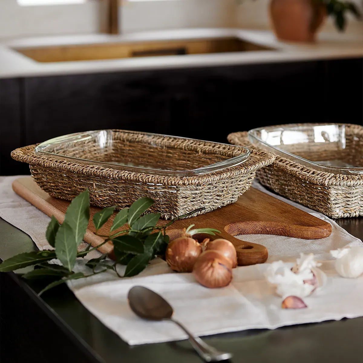 Glass & Seagrass Medium Oven Dish - Natural product