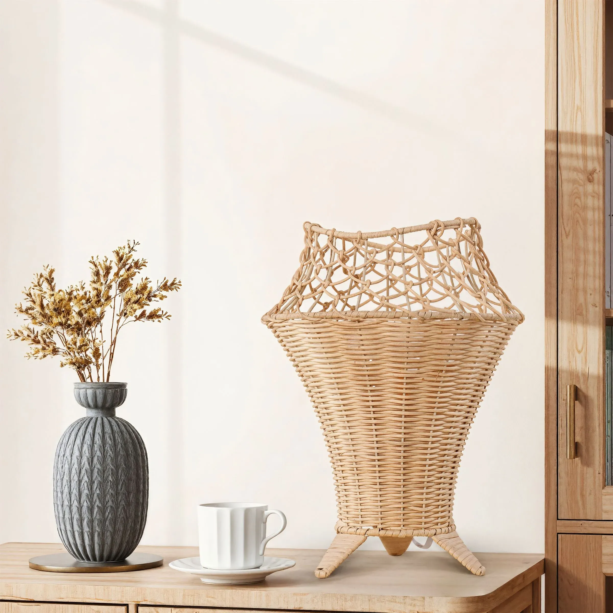 Fish-Mouth Table Lamp with Net Pattern - Natural, Rattan