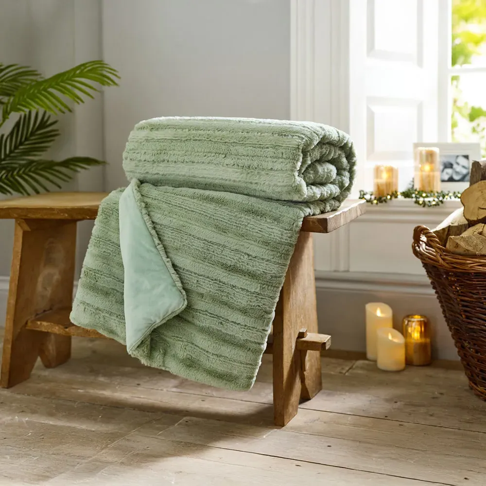 TLC Chatsworth Faux Fur Throw - Green