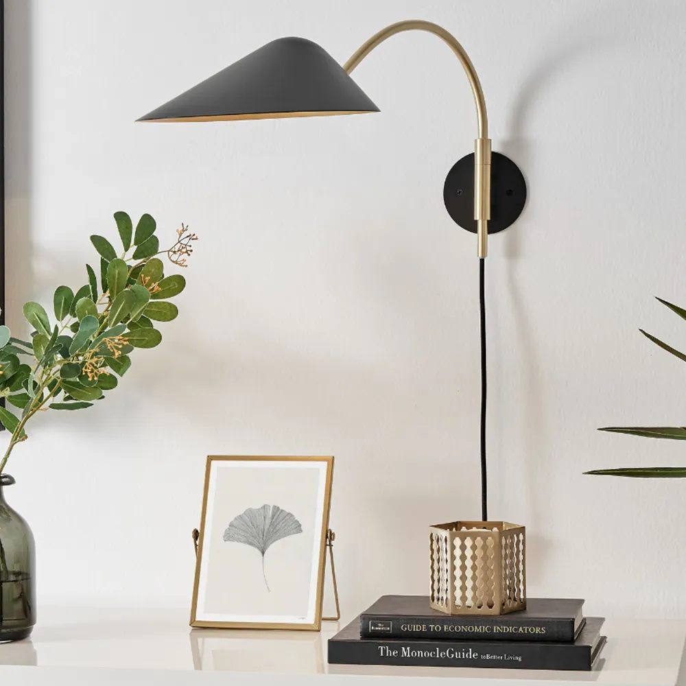 Daisy Triangular Wall Lamp - Black, Metal