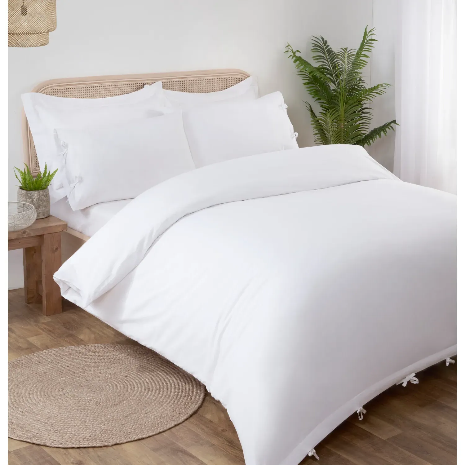 Home Moda King Size Duvet Cover Set with Ties - White