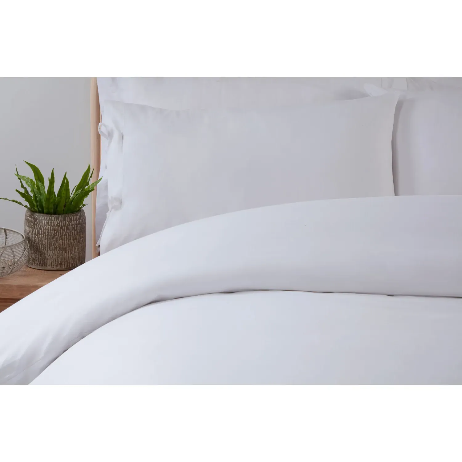 Home Moda King Size Duvet Cover Set with Ties - White