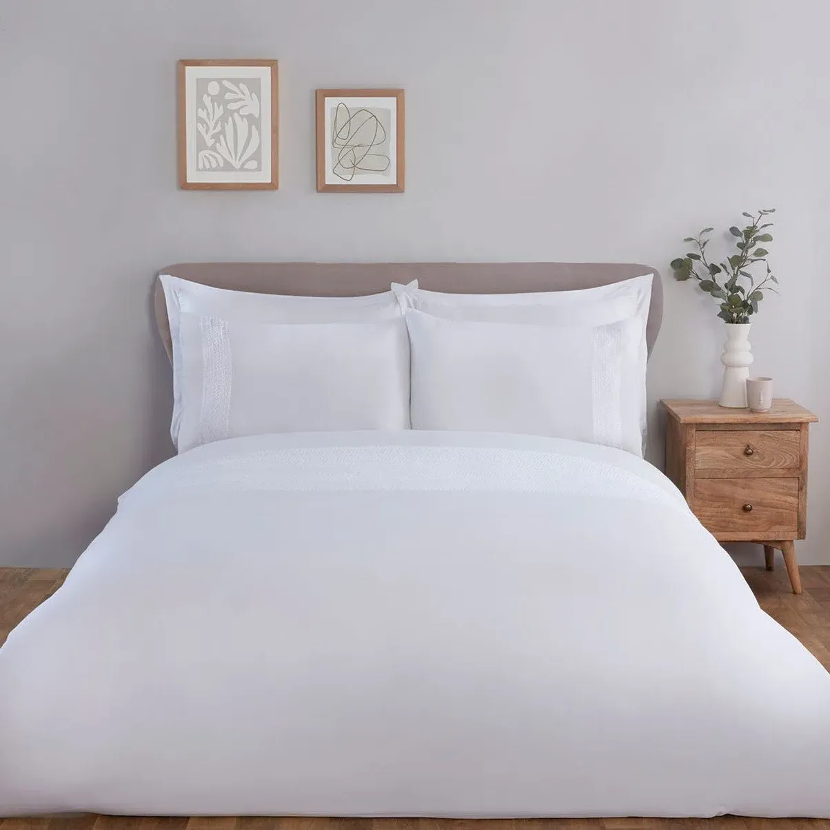 Ariah Embroidered Super King Duvet Set - White