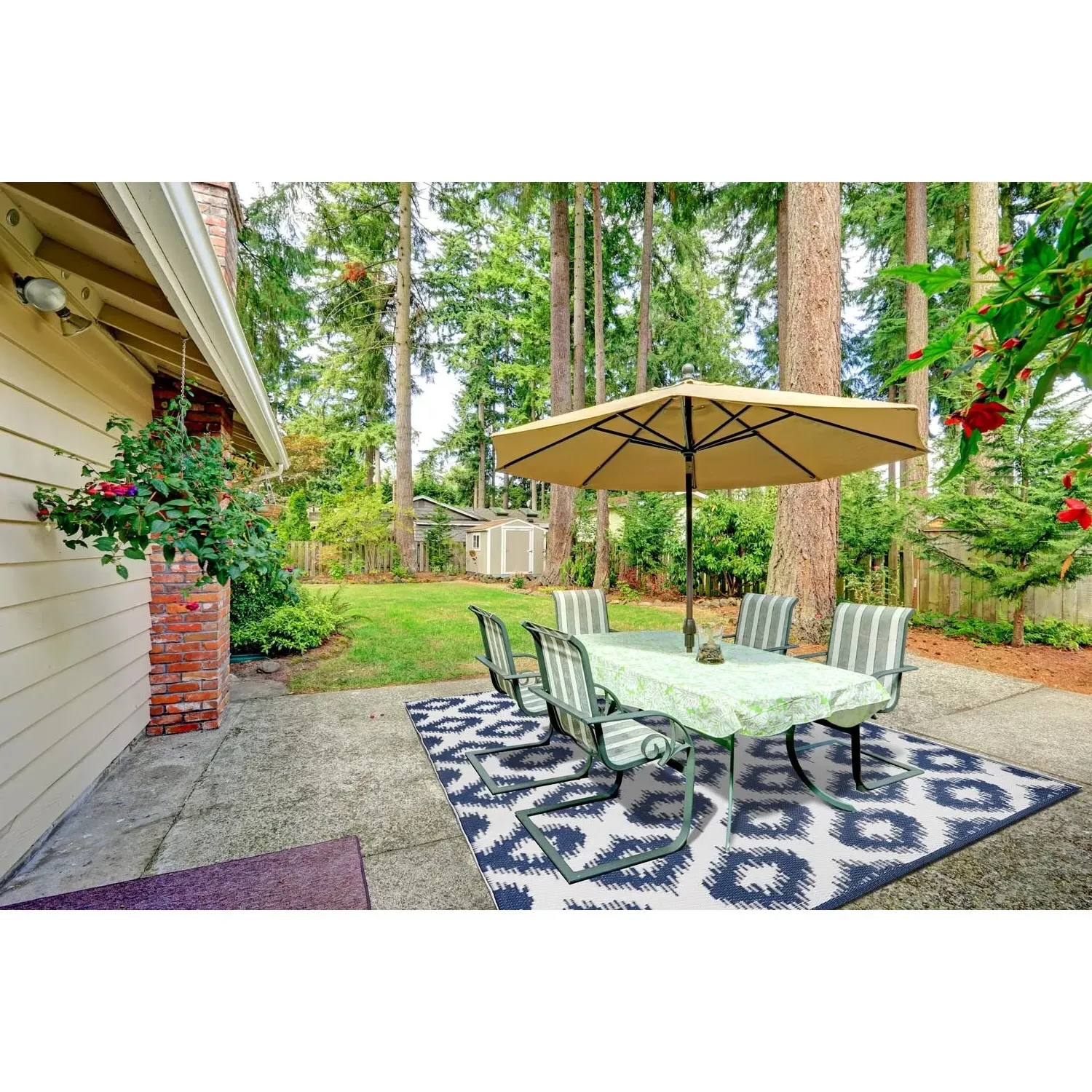 Distressed Geo Outdoor Rug - Navy