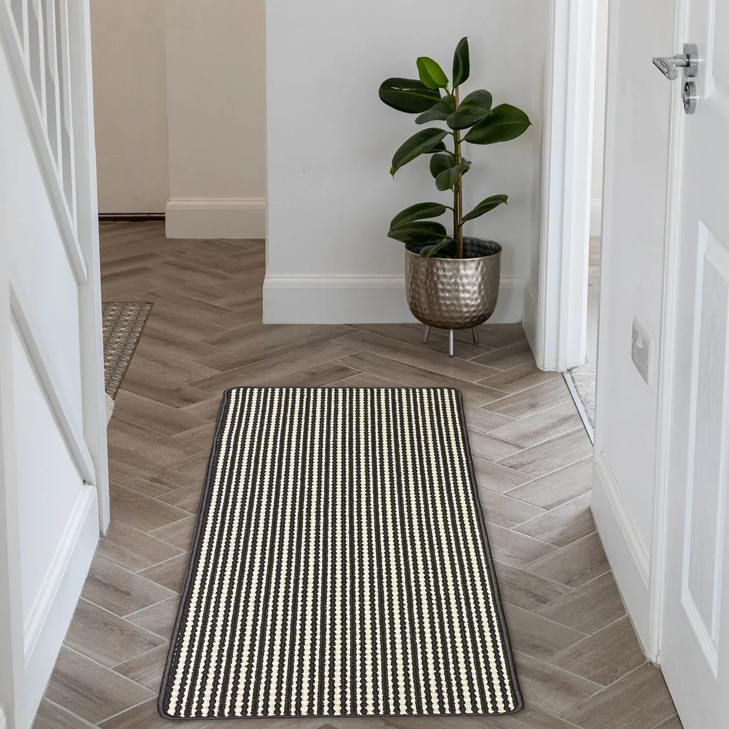 Geo Triangle Washable Runner - Black and White