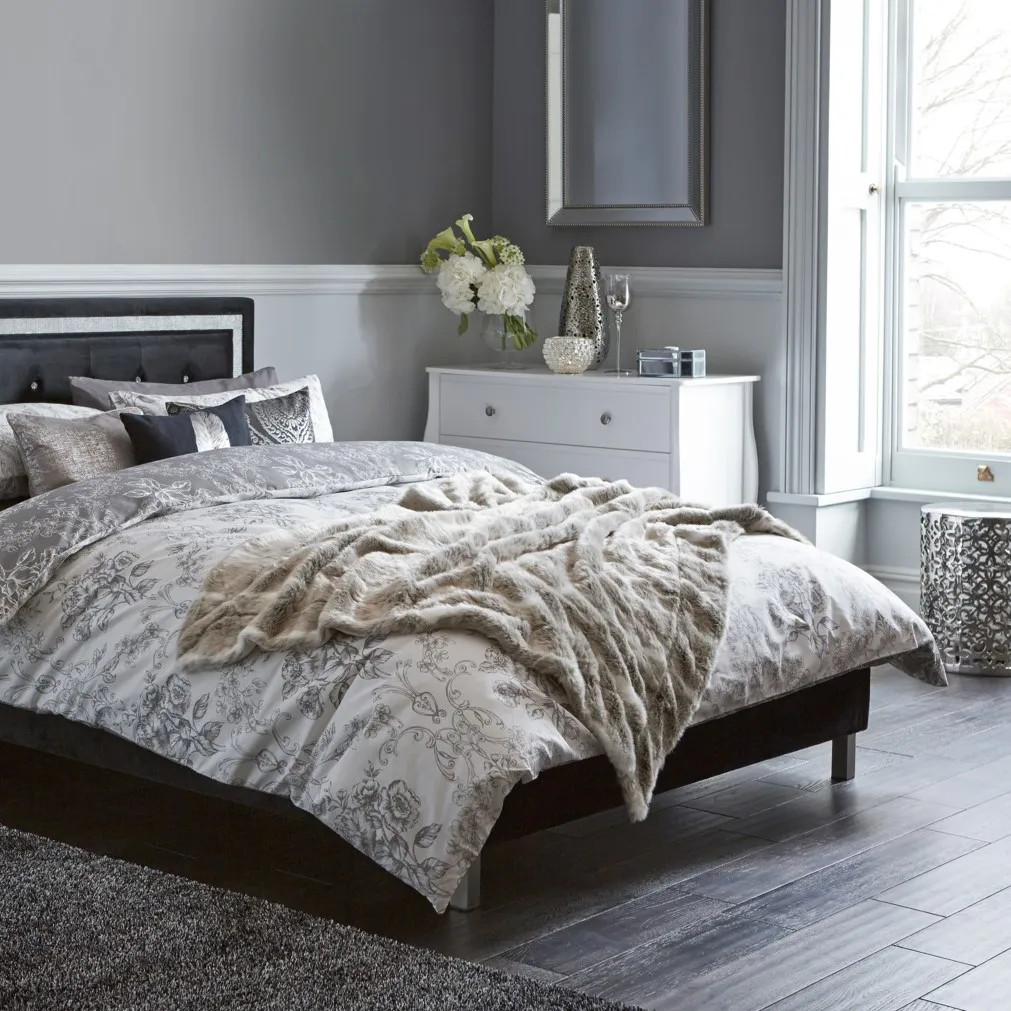 Isabella Wide 3-Drawer Chest - White image