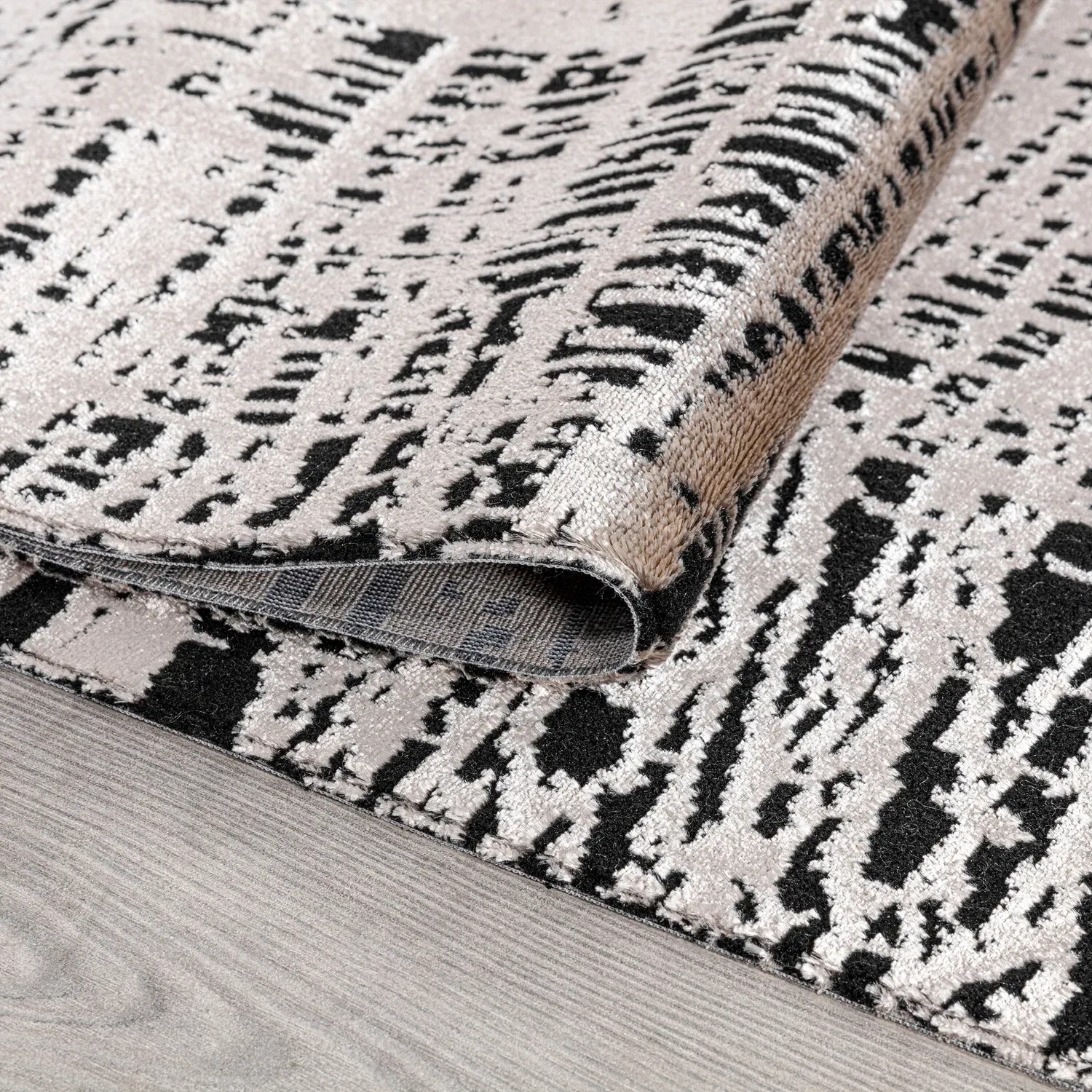 Striato Texture Rug - Black and White