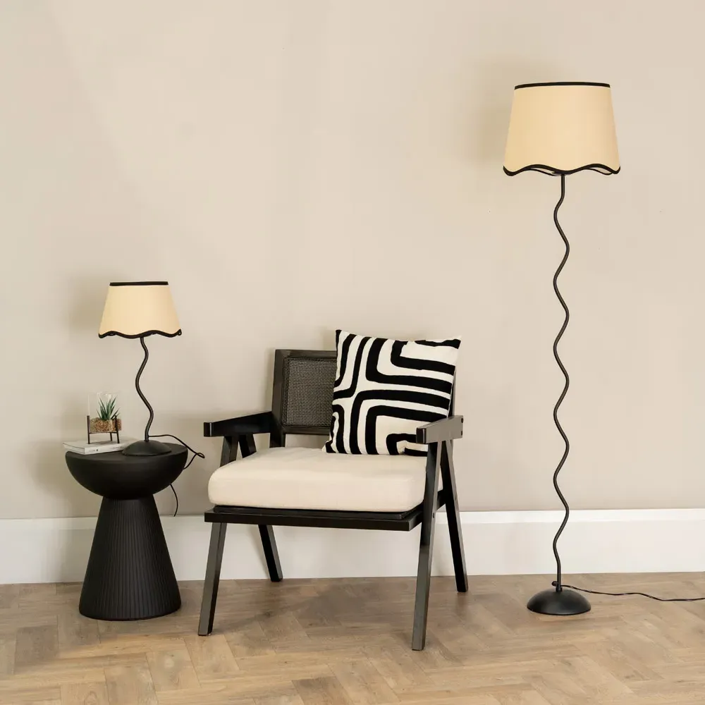 Wiggle Scallop LED Floor Lamp with Black Edge - Black, Metal