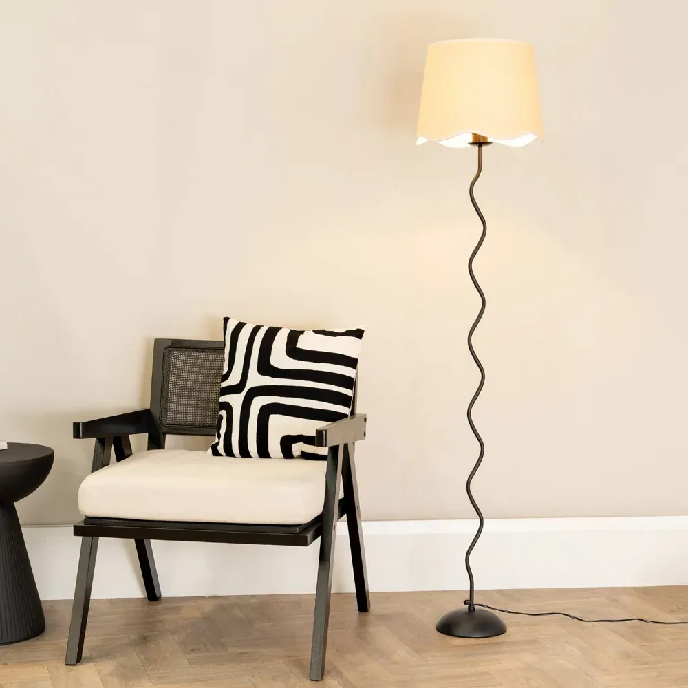 Wiggle Scallop LED Floor Lamp with White Edge - Black, Metal