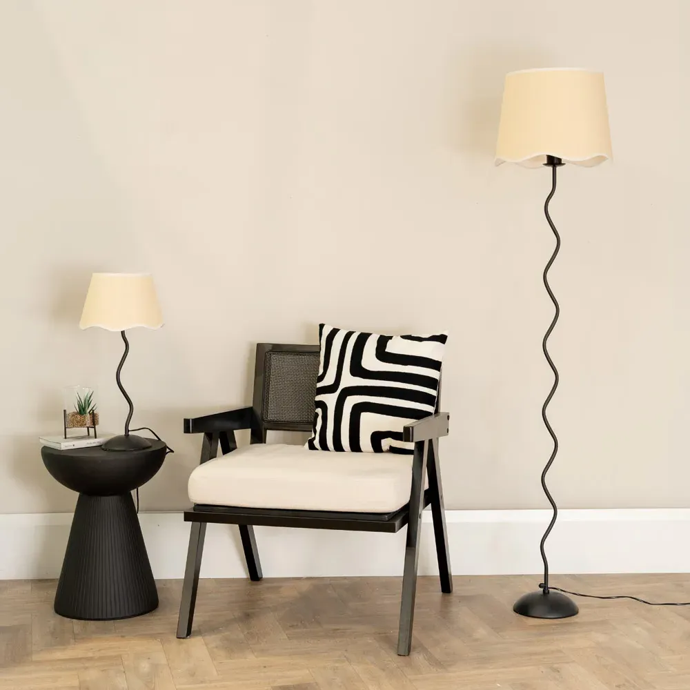Wiggle Scallop LED Floor Lamp with White Edge - Black, Metal
