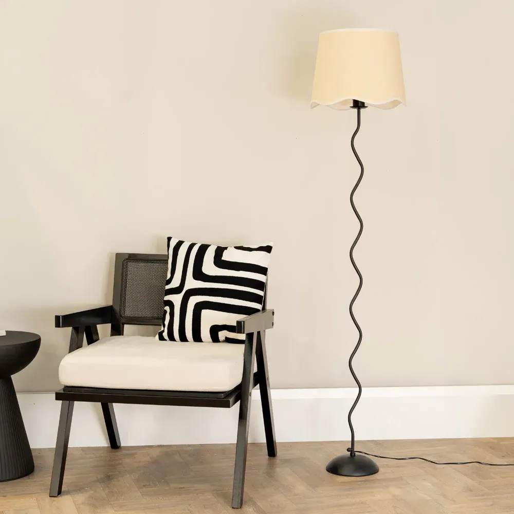 Wiggle Scallop LED Floor Lamp with White Edge - Black, Metal