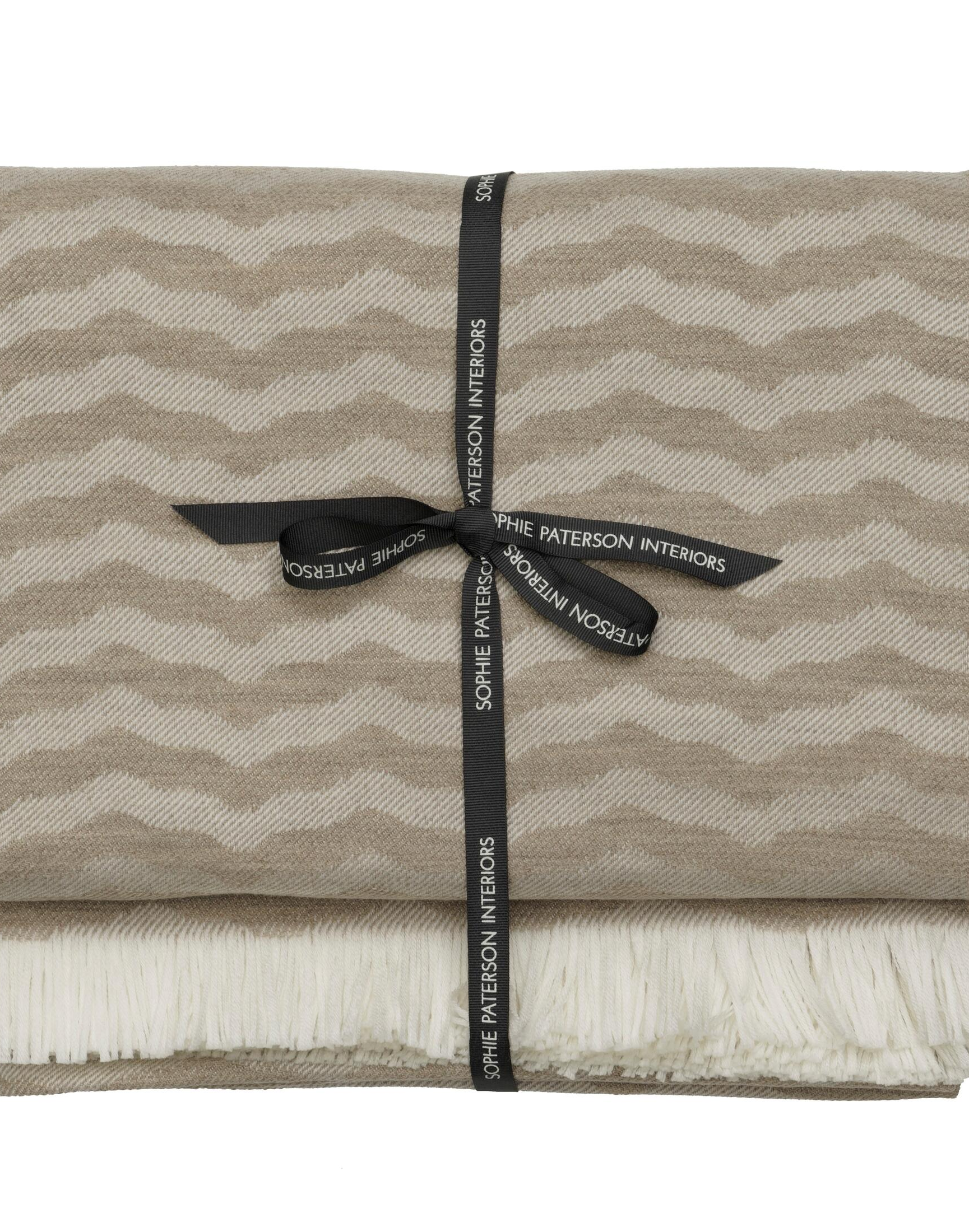 279242 55x40 huntsman ivory alezio gold for web