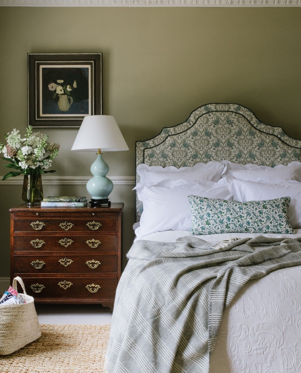 English Country Interiors: The Beauty of a Collected Home