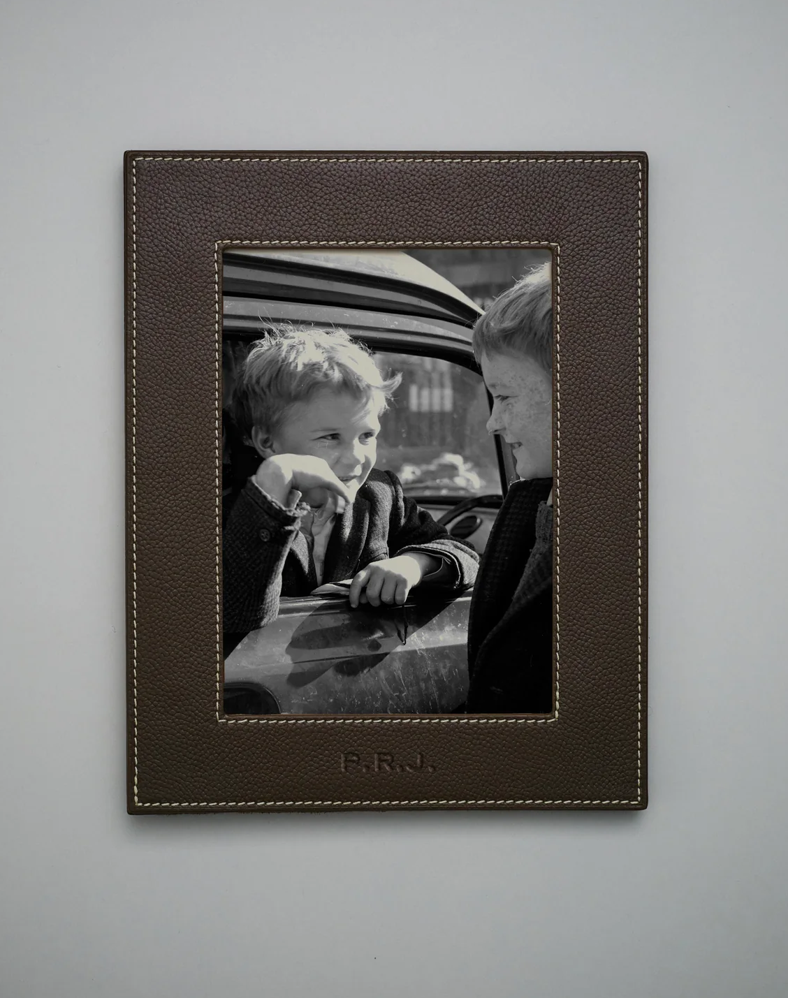 Campaign imagery from Rosie Huntington-Whiteley’s luxury gifting brand Mémoire featuring personalised leather journals, candlelit tablescapes and quiet luxury interiors.