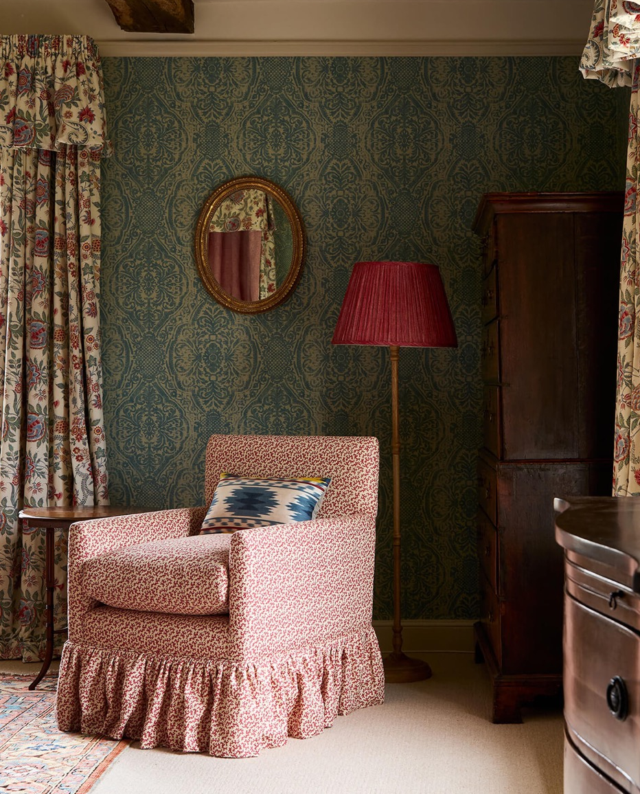 English Country Interiors: Rooms with a Life of Their Own
