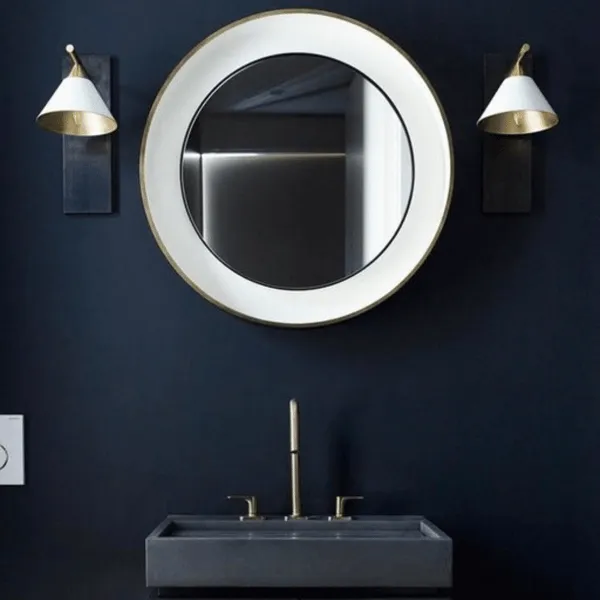 Wall Light with Curved Design - White, Matte