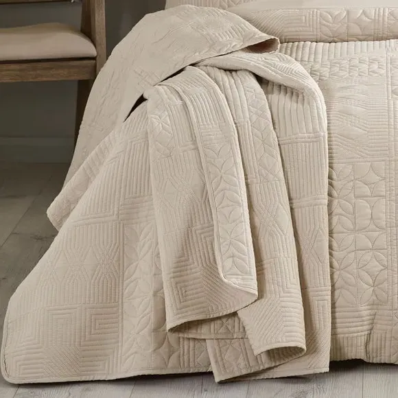 Quilted Bedspread Geometric Pattern - Natural image