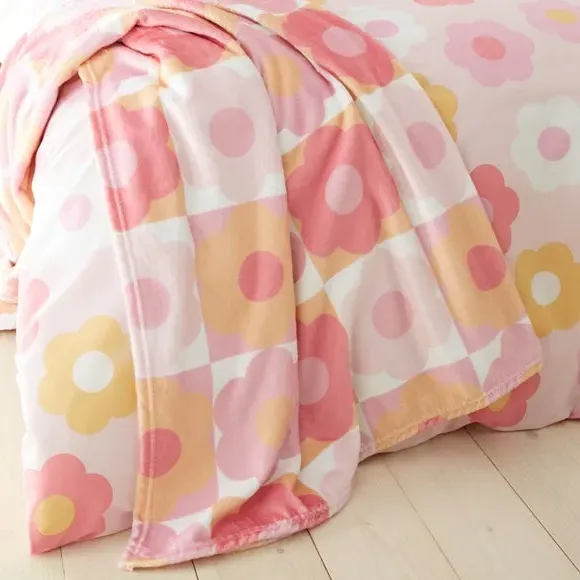 Retro Daisy Throw Blanket - Pink, Fleece image