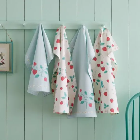 Set of 4 Tea Towels Strawberry Design - Cream