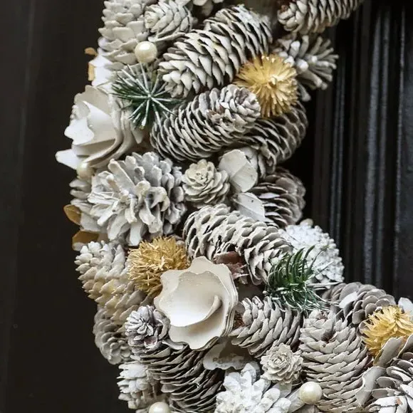 50cm Artificial Wreath with Frosted Cones - White