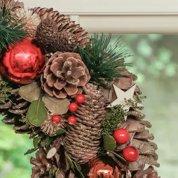 Winter Stars Wreath with Berries - Red, Mixed
