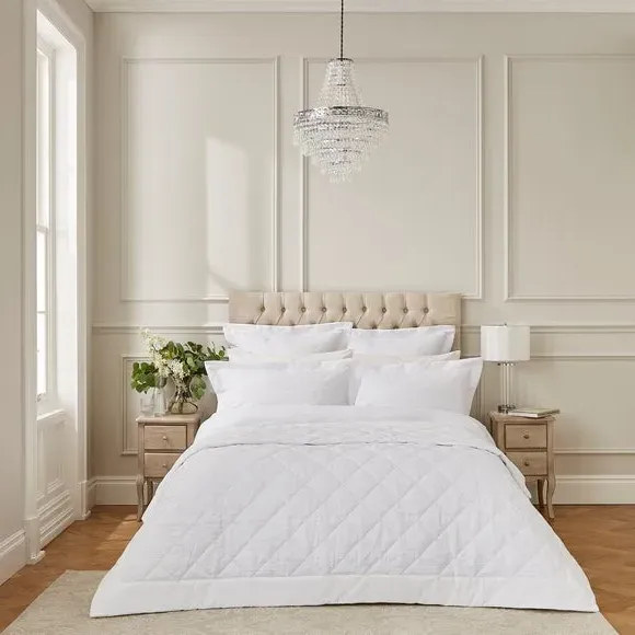 Jacquard Bedspread with Floral Design - White image
