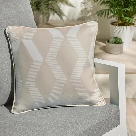 Square Cushion Geometric Pattern - Natural image