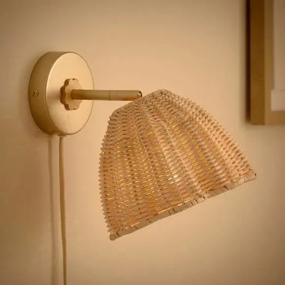 Adjustable Wall Light with Scallop Detail - Rattan