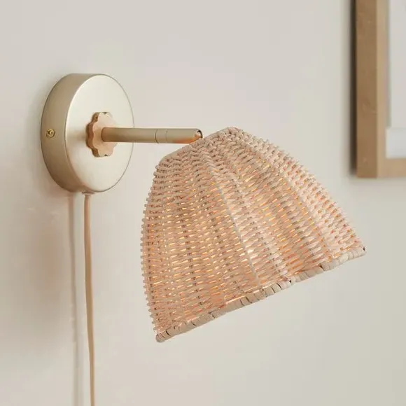 Adjustable Wall Light with Scallop Detail - Rattan