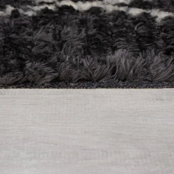 Berber Rug with Fringe Detail - Black & White