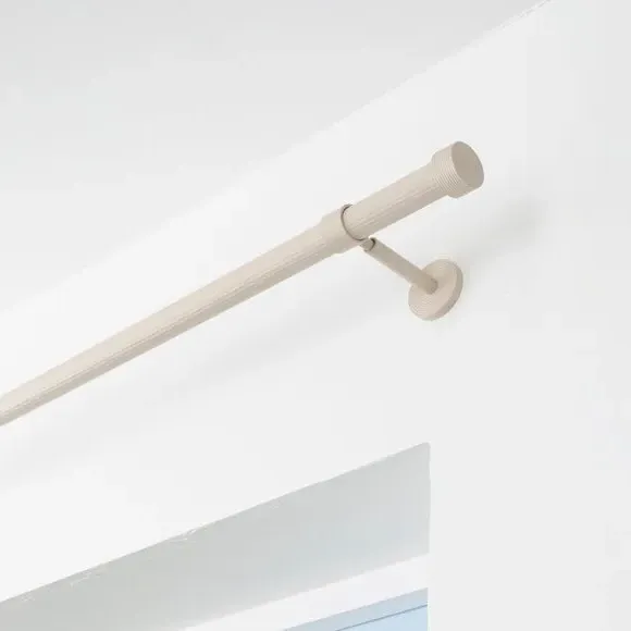 Extendable Curtain Pole with Ribbed Detail - Natural