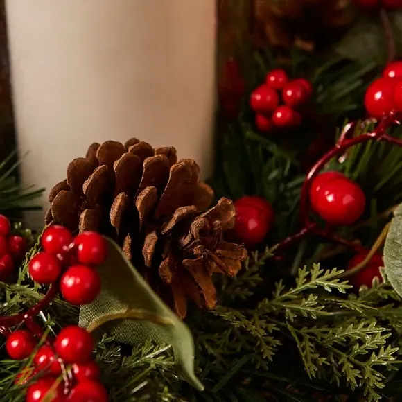 Foliage Candle Holder with Berries - Green