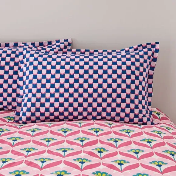 Oxford Pillowcase Retro Floral - Rhubarb, Cotton image