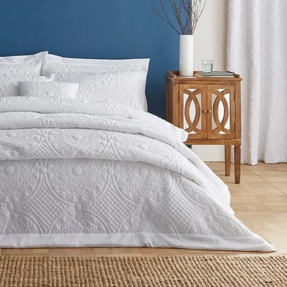 Pinsonic Bedspread with Mandala Design - White