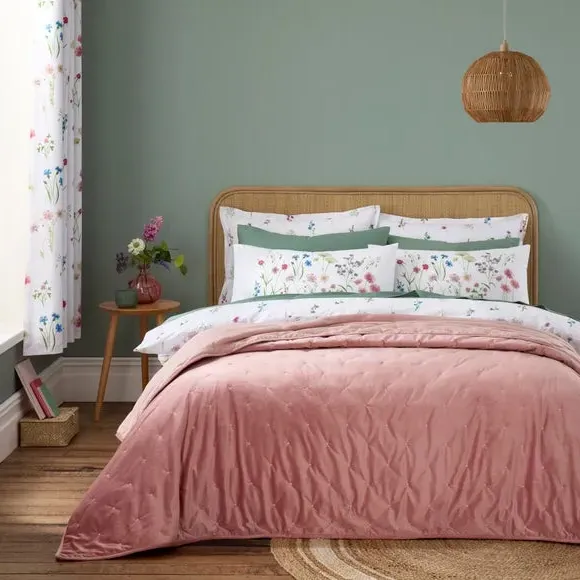 Quilted Bedspread with Embroidery - Pink