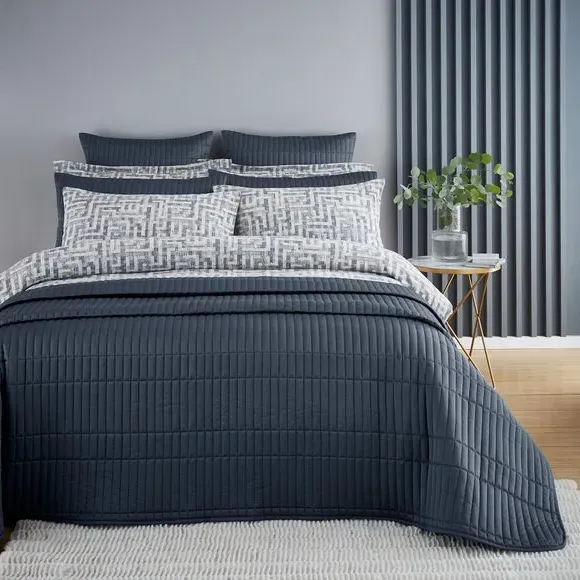 Quilted Bedspread with Floral Design - Blue image